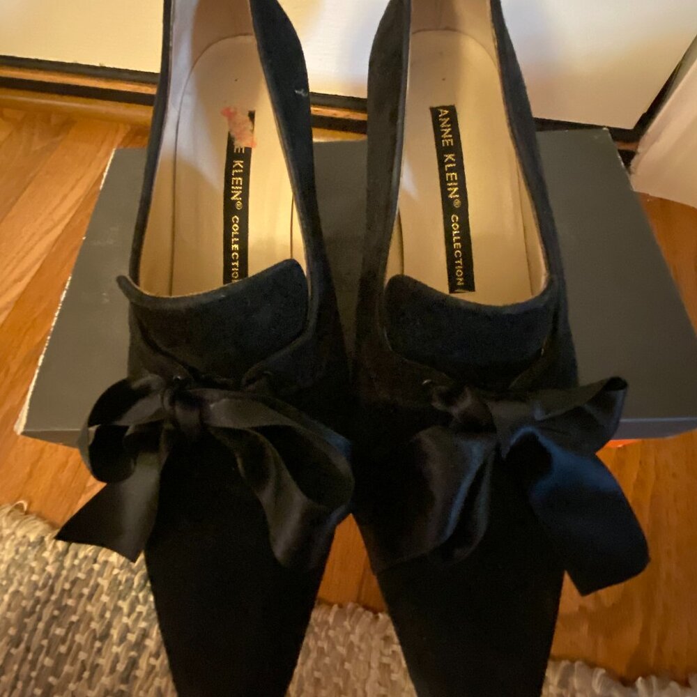 Anne Klein Collection suede pumps with satin bow - Size 8M